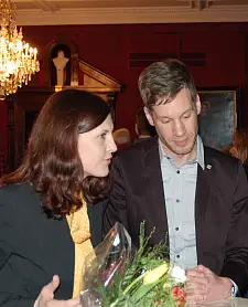 Ute Stollreiter und Nico Oppel (Dienste für Menschen mit Behinderung Friedehorst gGmbH) haben den Preis von Sozialsenatorin Anja Stahmann entgegengenommen