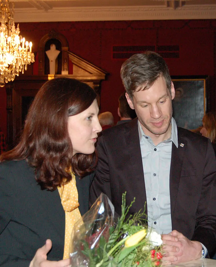 Ute Stollreiter und Nico Oppel (Dienste für Menschen mit Behinderung Friedehorst gGmbH) haben den Preis von Sozialsenatorin Anja Stahmann entgegengenommen