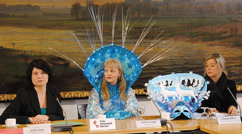 von links: Staatsrätin Ulrike Hiller, Bevollmächtigte der Freien Hansestadt Bremen beim Bund und für Europa, Janine Jaeggi, Bremer Sambakarneval und Claudia Elfers, Referentin für Europa- und Entwicklungszusammenarbeit bei der Pressekonferenz