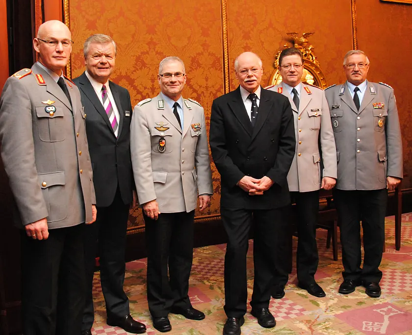Brigadegeneral Reinhardt Zudrop, Kommandeur Oldenburg, Peter Sauer, Präsident der Wehrbereichsleitung Nord, Oberst Dietmar Werstler, Landeskommando Bremen, Senator Ulrich Mäurer, Brigadegeneral Volker Thomas, Logistikbrigade Delmenhorst und Oberst Helmut Geyer, stellv. Kommandeur der Logistikschule Garlstedt (von links nach rechts)