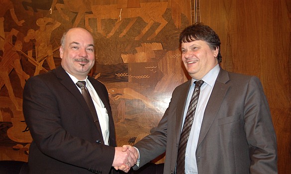 Staatsrat Dietmar Strehl (rechts) gratuliert Jörg Petersen, Vorsteher des Finanzamts Bremen, zum neuen Amt