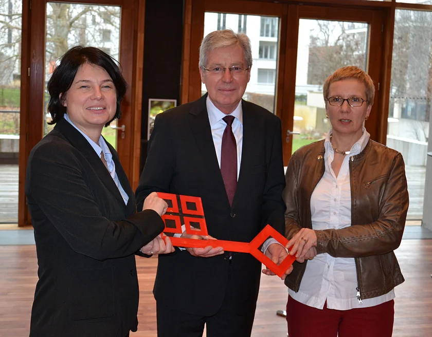 Symbolische Schlüsselübergabe in der Bremischen Landesvertretung an Bremens neue Bevollmächtigte beim Bund und für Europa,  Ulrike Hiller (links)  durch Bürgermeister Jens Böhrnsen und die Vorgängerin im Amt, die jetzige Senatorin für Bildung und Wissenschaft, Prof. Dr. Eva Quante-Brandt