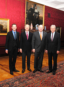 Im Kaminsaal des Bremer Rathauses: Bürgermeister Jens Böhrnsen, Christoph Weiss, Präses der Handelskammer Bremen, Otto Lamotte und Senator Martin Günthner (von rechts)