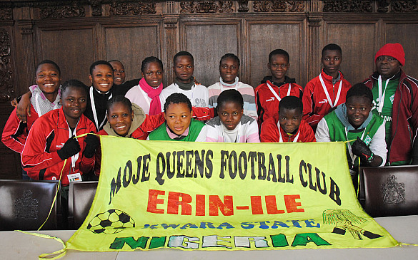 Zu Gast im Rathaus: Die  Mädchenfußballmannschaft „Moje Queens“ aus Nigeria