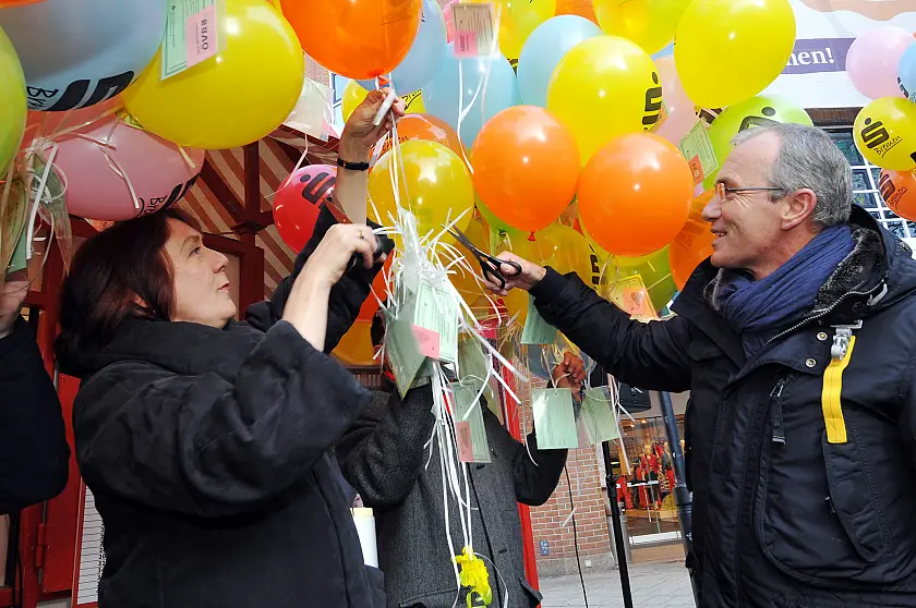 Bürgermeisterin Karoline Linnert lässt zusammen mit Joachim Linnemann, Präsident des Bürgerparkvereins, Luftballons mit Freilosen steigen