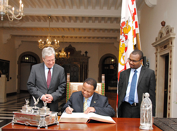 Botschafter Ken Nyauncho Osinde trägt sich in das Goldene Buch der Stadt ein – zur Freude von  Bürgermeister Jens Böhrnsen (links) und  Wirtschaftsattaché Oliver Otieno Konje