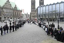 Das Spalier der Frauen zu Beginn der Aktion