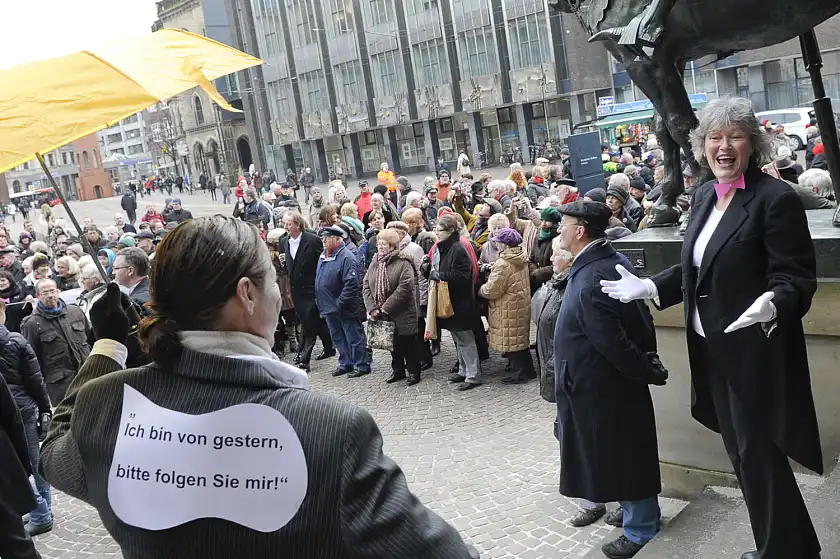 Landesfrauenbeauftragte Ulrike Hauffe (rechts) wartet auf die nächsten Gäste der Schaffermahlzeit