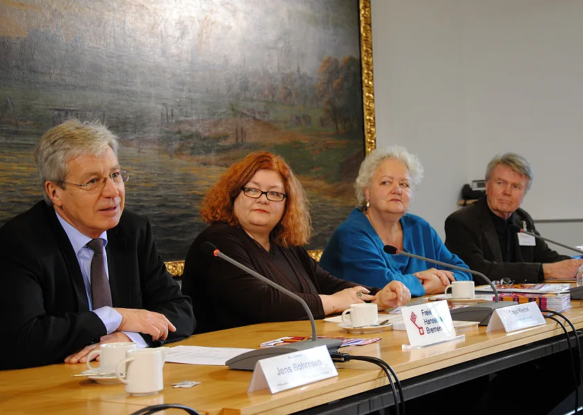 Werben gemeinsam für den Besuch der Freiwilligenbörse im Rathaus: Bürgermeister und Aktivoli-Schirmherr Jens Böhrnsen,  Caya Viertel von der Freiwilligen-Agentur Bremen, Renate Kösling (VHS) und Freiwilligen-Agentur- Aktivist Hartmut Beyer (v.l.n.r.) 