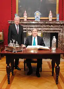 Irlands Botschafter Daniel Gerard Mulhall beim Eintrag in das Goldene Buch