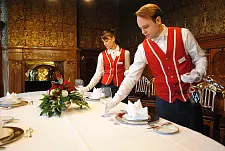 Auszubildende beim Eindecken in der Güldenkammer des Rathauses