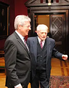 Freuen sich über die Auszeichnung: Berthold Lindemann und Bürgermeister Jens Böhrnsen