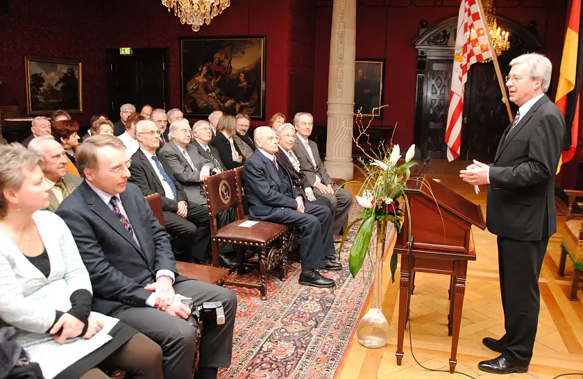 Feierstunde im Kaminsaal mit zahlreichen Gästen