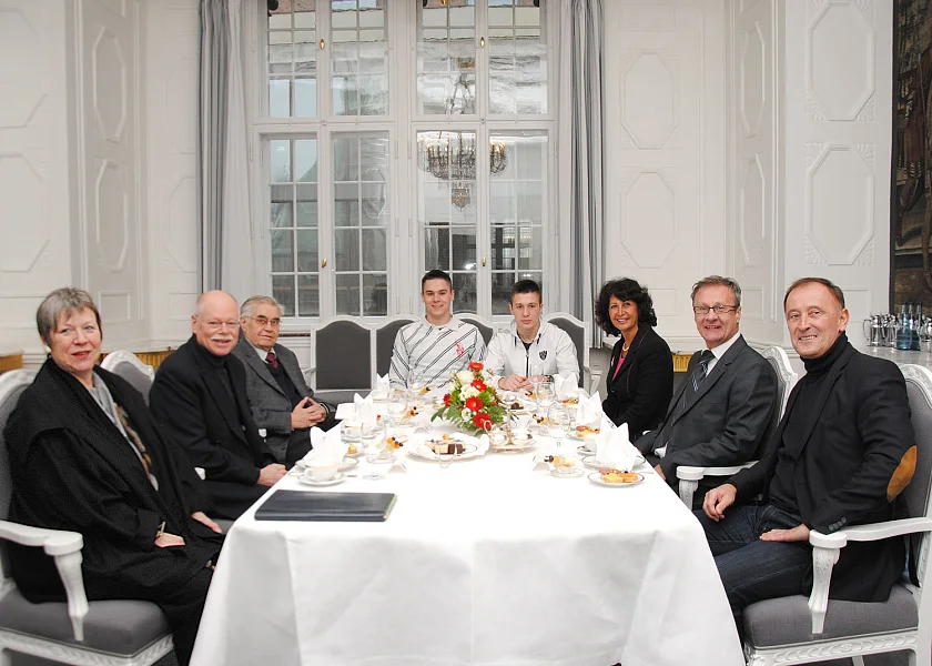 Innensenator Ulrich Mäurer, Bürgermeister a.D. Hans Koschnick (2. und 3. von links) im Gespräch mit Ministerpräsident  Suad Zeljkovic (2. von rechts); außerdem im Bild Dieter Burdenski, Shahrzad Vakilzadeh , die Söhne von Zeljkovic sowie Birgitt Rambalski, Protokollchefin der Senatskanzlei (von rechts)
