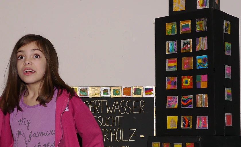 Sajla (9) aus Kattenturm vor dem "100-Fenster-Haus"