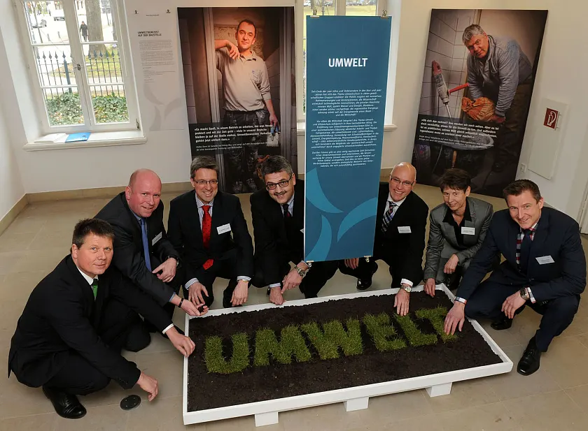 Gruppenfoto zur Ausstellungseröffnung