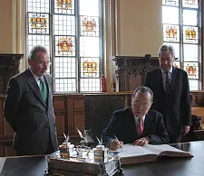 Eintrag in das Goldene Buch - Wolfgang Haas, Botschafter Nakane und Bürgermeister Jens Böhrnsen (v.l.n.r.)