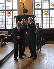 Rundgang durchs Weltkulturerbe Bremer Rathaus – Bürgermeister Jens Böhrnsen zeigt dem  Botschafter Japans die Obere Rathaushalle 