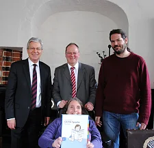 Testleserin Nicole Papendorf, Bürgermeister Jens Böhrnsen, Lebenshilfe-Geschäftsführer Andreas Hoops und Volker Uhle vom Büro für Leichte Sprache