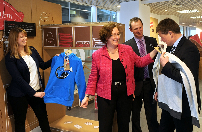 Die ersten "Einkäufer" im Klimamarkt: Umweltsenator Dr. Joachim Lohse und DBU-Expertin Verena Exner mit Projektleiterin Janina Schultze (links) und Geschäftsführer Martin Grocholl, beide von der Klimaschutzagentur energiekonsens