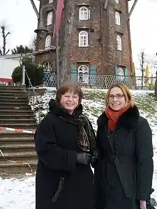 Freuen sich über die gelungene Arbeit: Umweltstaatsrätin Gabriele Friderich Immobilien Bremen-Geschäftsführerin  Andrea Jost (v.l.n.r.)