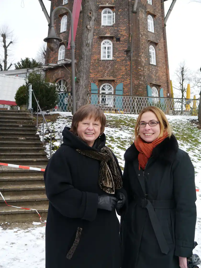 Freuen sich über die gelungene Arbeit: Umweltstaatsrätin Gabriele Friderich Immobilien Bremen-Geschäftsführerin  Andrea Jost (v.l.n.r.)