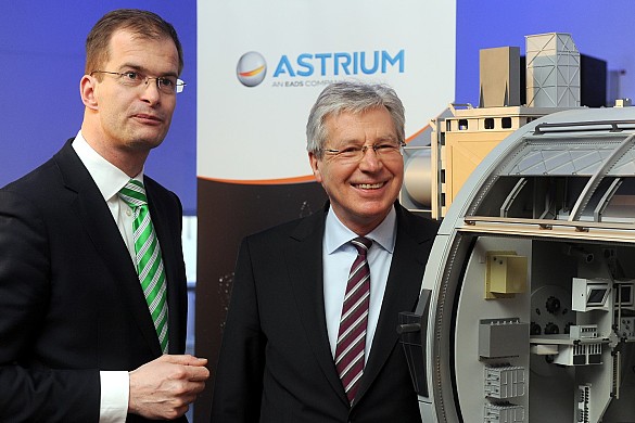 Bürgermeister Jens Böhrnsen freute sich, dass Bart Reijnen (links) mit großem Engagement und Sympathie für Bremen den Chef-Posten bei ASTRIUM angetreten hat