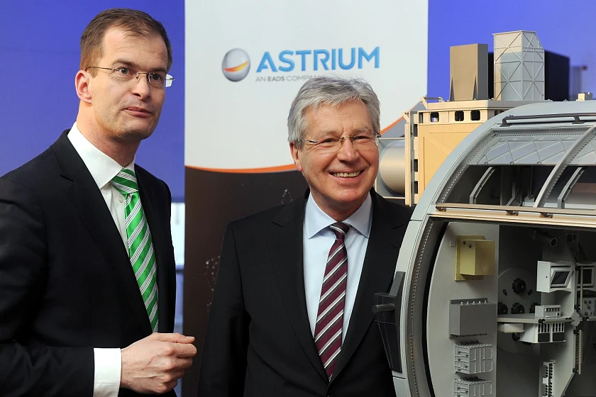 Bürgermeister Jens Böhrnsen freute sich, dass Bart Reijnen (links) mit großem Engagement und Sympathie für Bremen den Chef-Posten bei ASTRIUM angetreten hat