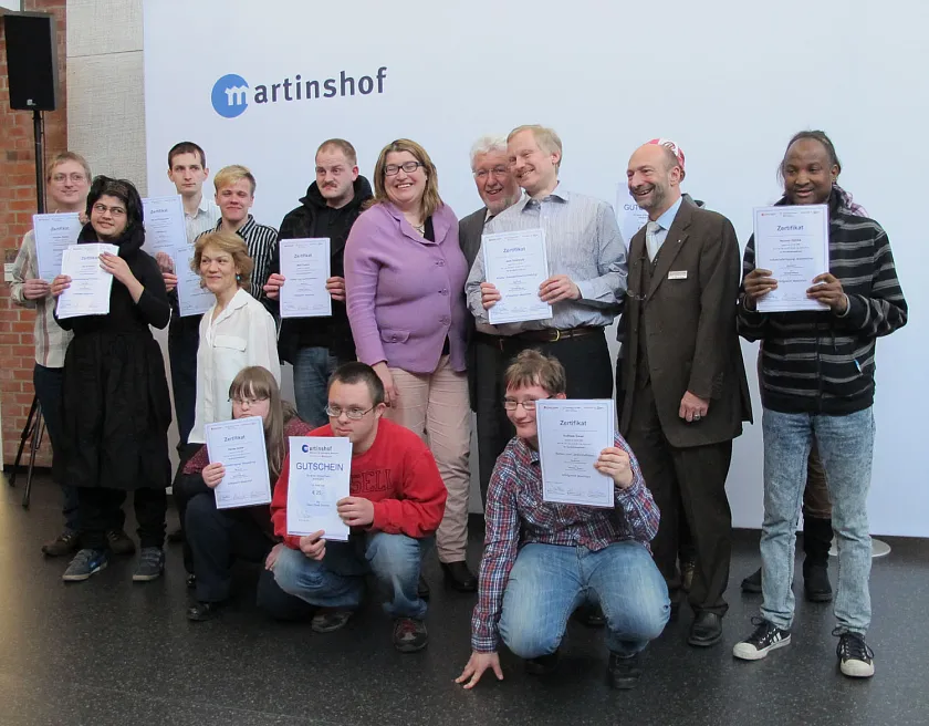 Gute Arbeit – Mitarbeiterinnen und Mitarbeiter bei der Zertifikatsverleihung mit Senatorin Stahmann, Werkstatt-Geschäftsführer Hautop und Agentur für Arbeit-Geschäftsführer Götz von Einem