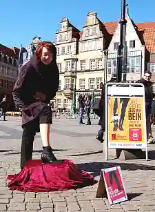 Bürgermeisterin Karoline Linnert zeigt Bein und unterstützt die Aktion für eine Welt ohne Minen