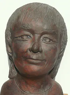 Der Bürgerstiftungspreis Hilde Adolf, dotiert mit 3.000 EUR Preisgeld, im Bild: Eine Büste der ehemaligen Bremer Sozialsenatorin Hilde Adolf, geschaffen von Keramikerin Ulrike Kallemalla-Hartmann / Foto: © Bürgerstiftung Bremen