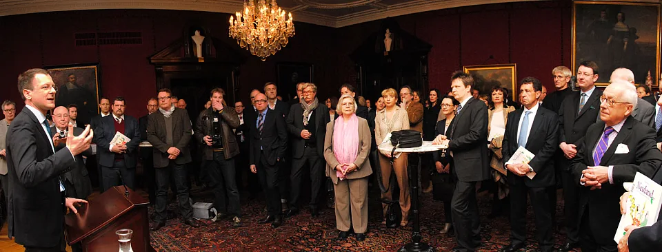 Wirtschaftssenator Martin Günthner stellt das Magazin vor