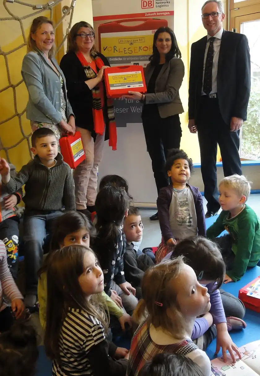 Birgit Hahne, Leiterin im Kinder- und Familienzentrum (Kita) Birgit Hahne, Senatorin Stahmann, Claudia Triebs, Deutsche Bahn AG, und Dr. Jörg F. Maas, Hauptgeschäftsführer der Stiftung Lesen (von links)