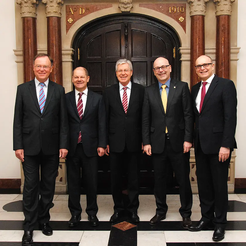 Norddeutschlands Regierungschefs im Bremer Rathaus: Niedersachsens Ministerpräsident Stephan Weil, Hamburgs Erster Bürgermeister Olaf Scholz, Bremens Bürgermeister Jens Böhrnsen, Ministerpräsident Torsten Albig aus Schleswig-Holstein und Mecklenburg-Vorpommerns Ministerpräsident Erwin Sellering (von links)