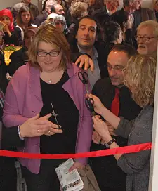 Anja Stahmann, Quartiermanager Aykut Tasan und Ralf Schumann, Geschäftsbereichsleiter bei der Gewoba vor dem Durchschneiden des Roten Bandes