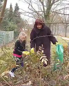 Bürgermeisterin Karoline Linnert mit tatkräftiger Unterstützung bei der Müllsuche