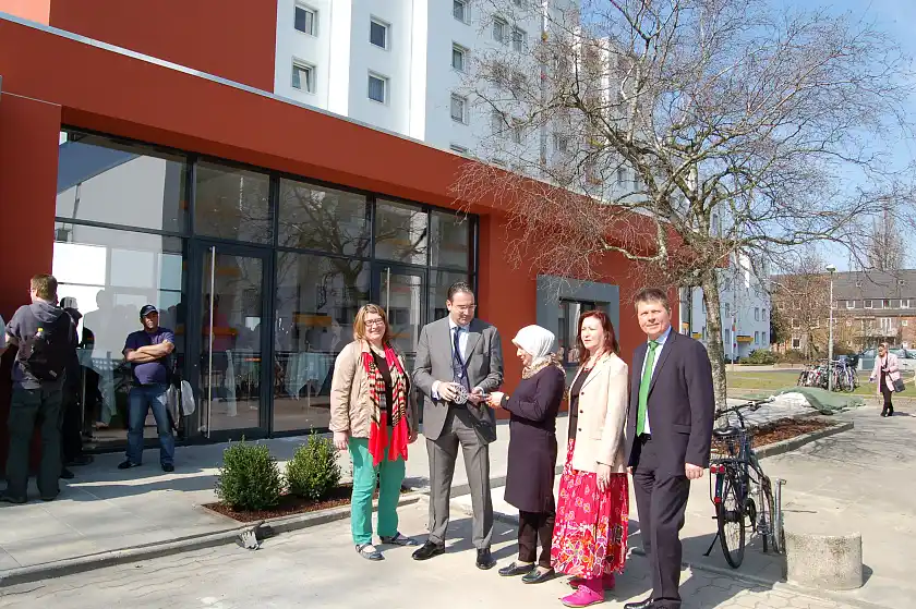 Ein symbolischer Akt: Unternehmer Gregor Baum überreicht der langjährigen Bewohnerin Türkan Küc einen riesigen Schlüssel zum neuen Bewohnertreff. Es flankieren: Anja Stahmann (links), Quartiersmanagerin Rita Sänze und Senator Joachim Lohse