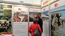 Interessierte Besucher am Messestand des Rathaus-Arbeitskreises Bremen-Nord