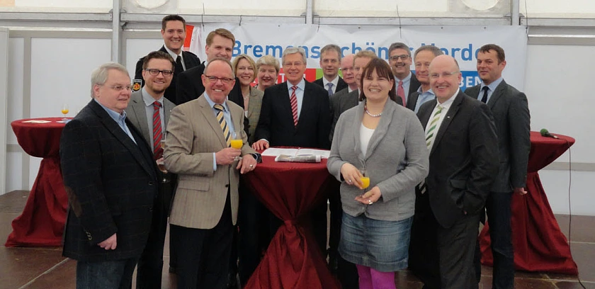 Gemeinsam für den Bremer Norden – Gruppenfoto nach Unterzeichnung der Erklärung