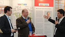 Diskussion über Wohnen und Arbeiten im Bremer-Norden mit Dr. Dirk Kühling vom Senator für Wirtschaft, Arbeit und Häfen, Moderator Volker Kölling und dem Amtsleiter des Bauamtes Bremen-Nord, Maximilian Donaubauer (v.l.n.r.)