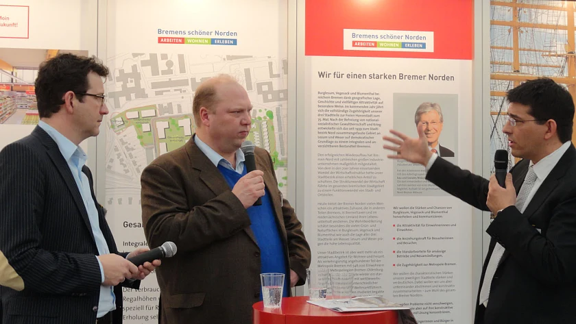 Diskussion über Wohnen und Arbeiten im Bremer-Norden mit Dr. Dirk Kühling vom Senator für Wirtschaft, Arbeit und Häfen, Moderator Volker Kölling und dem Amtsleiter des Bauamtes Bremen-Nord, Maximilian Donaubauer (v.l.n.r.)