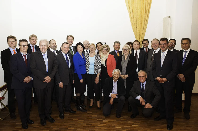 Staatsrätin Ulrike Hiller in der Bremer EU-Vertretung im Kreis ihrer Gäste, darunter Minister Poppenhäger (Thüringen), Ministerin Spoorendonk (Schleswig-Holstein), Staatssekretärin Dunger-Löper (Berlin), Ministerpräsident Lambertz (Deutschsprachige Gemeinschaft in Belgien), der deutsche EU-Botschafter Tempel, der deutsche Botschafter beim Königreich Belgien, Dr. Cuntz, Dr. Kuhn (Mitglied der Bremischen Bürgerschaft), Paul Nemitz von der EU-Kommission, Walter Leitermann vom Deutschen Städtetag und der Leiter der Bremer EU-Vertretung, Christian Bruns. Foto: Vivian Hertz