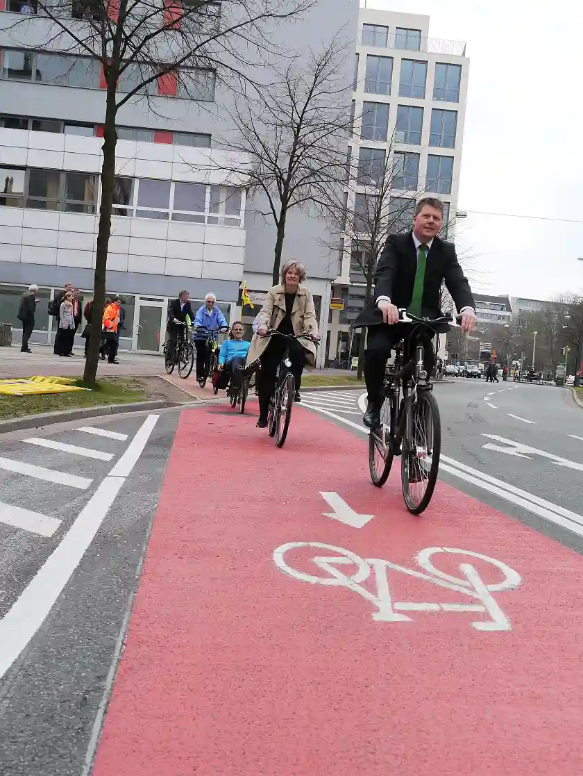 Senator Lohse (vorne im Bild) auf dem neuen Fahrradweg