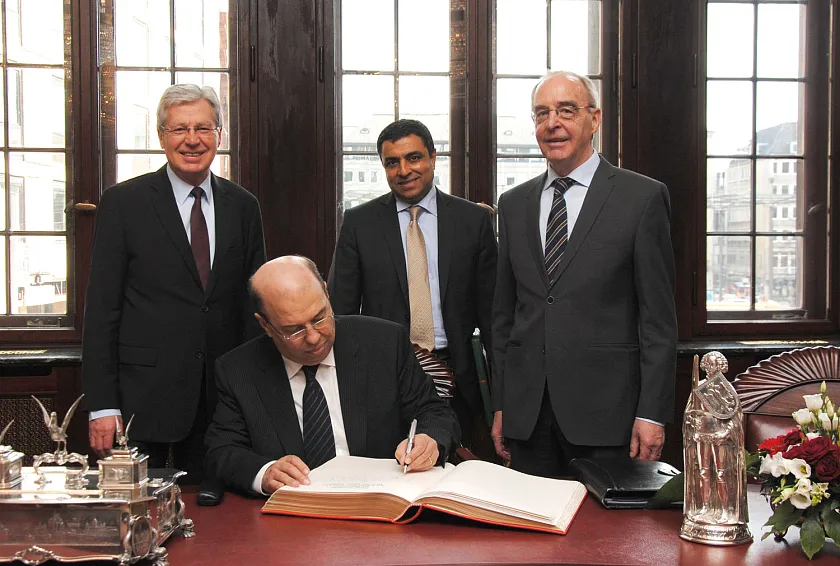 Dr. Omar Zniber beim Eintrag in das Goldene Buch. Im Hintergrund: Bürgermeister Jens Böhrnsen, Wirtschaftsrat der Botschaft Mohamed Farhane und Honorarkonsul von Marokko, Senator a.D. Volker Kröning (v.l.)