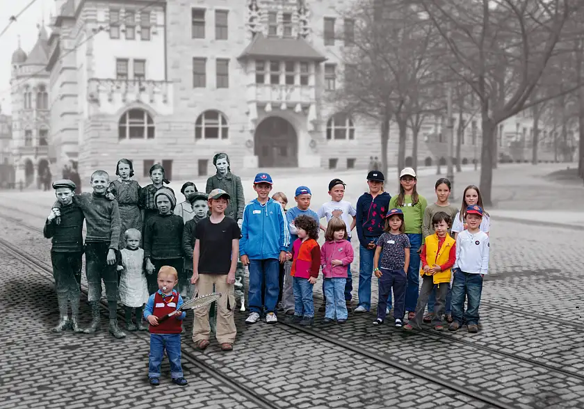 Kindheit einst und heute. Im Hintergrund das Polizeihaus am Wall, erster Standort des Bremer Jugendamtes 1913