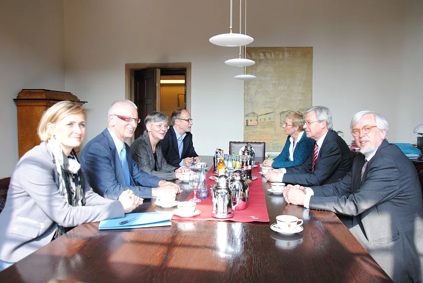 Bürgermeister Jens Böhrnsen, Senatorin Prof. Dr. Quante-Brandt und Staatsrat Gerd-Rüdiger Kück trafen sich mit dem Vorstand der Schulleitervereinigung (Claudia Neumann, Helmuth Schnitger, Petra Perplies-Voet und Heinrich Schmidt-Uenzen) im Bürgermeisterbüro