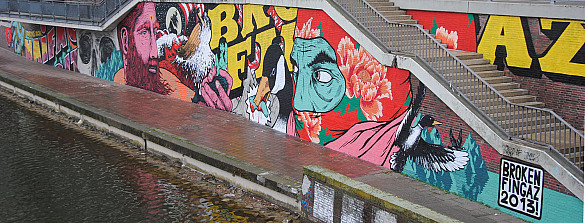 Das Wandgemälde der Künstler an der Kaimauer in der Innenstadt