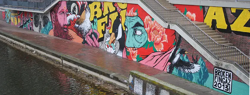 Das Wandgemälde der Künstler an der Kaimauer in der Innenstadt