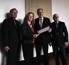 Urkundenübergabe an Ulrike Pala 