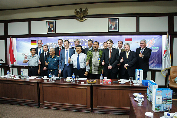 Gruppenfoto mit Hafenverwaltung, Hafenkapitän, Senator und Delegation